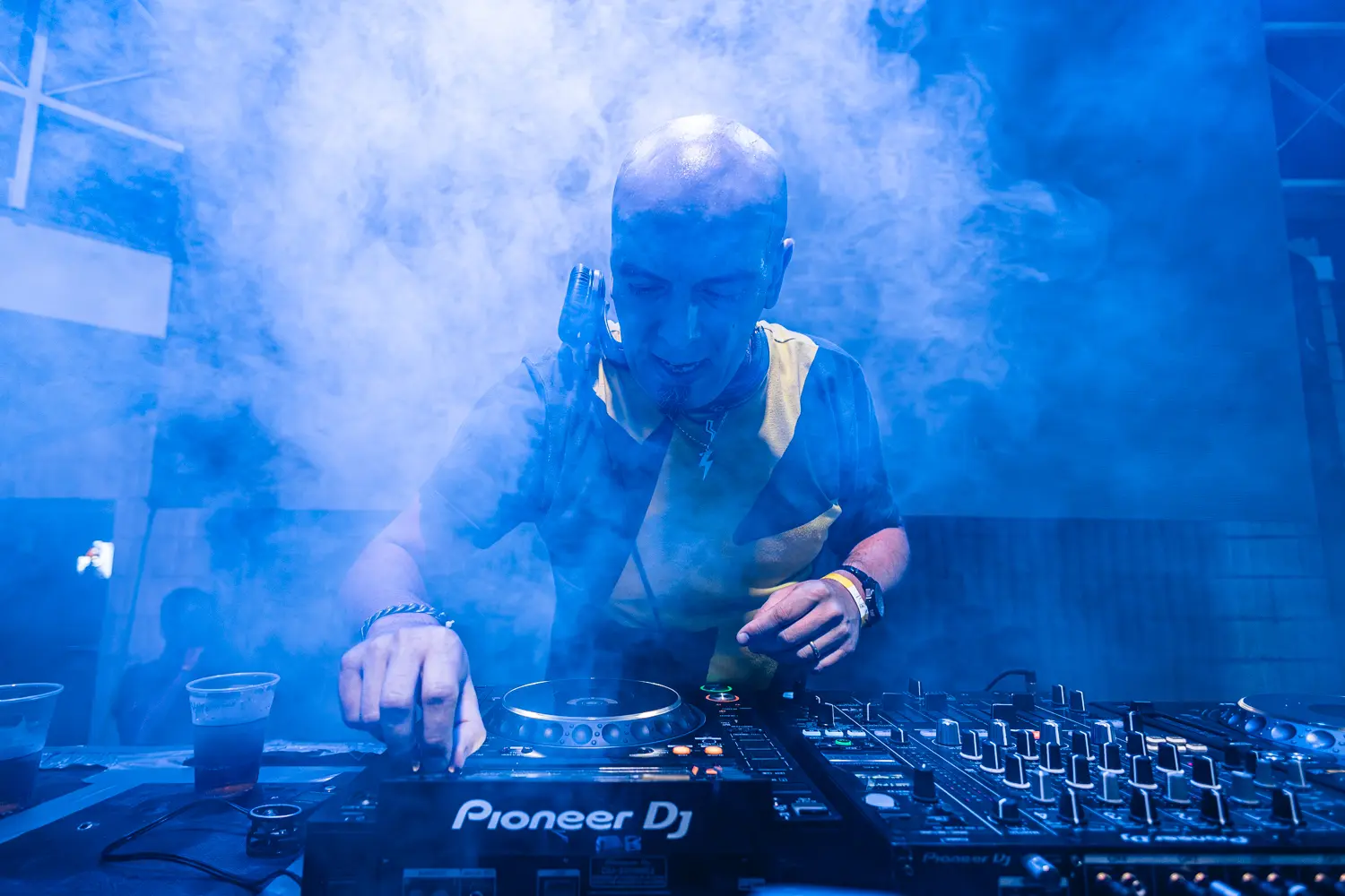 foto dj in discoteca